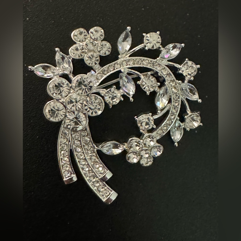 Elegant brooch